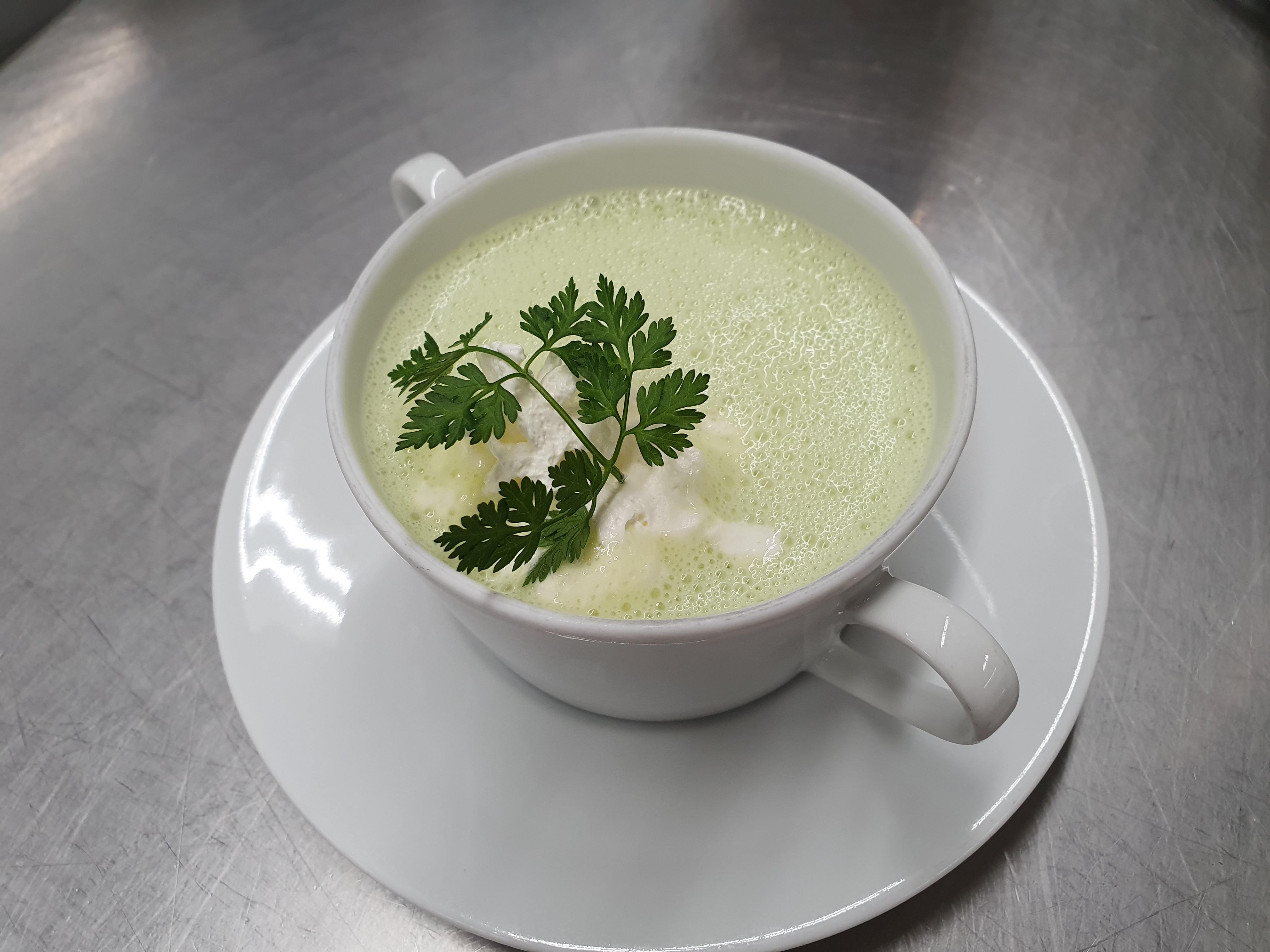 Erbsensuppe Suppentasse mit aufgeschäumter Erbsensuppe