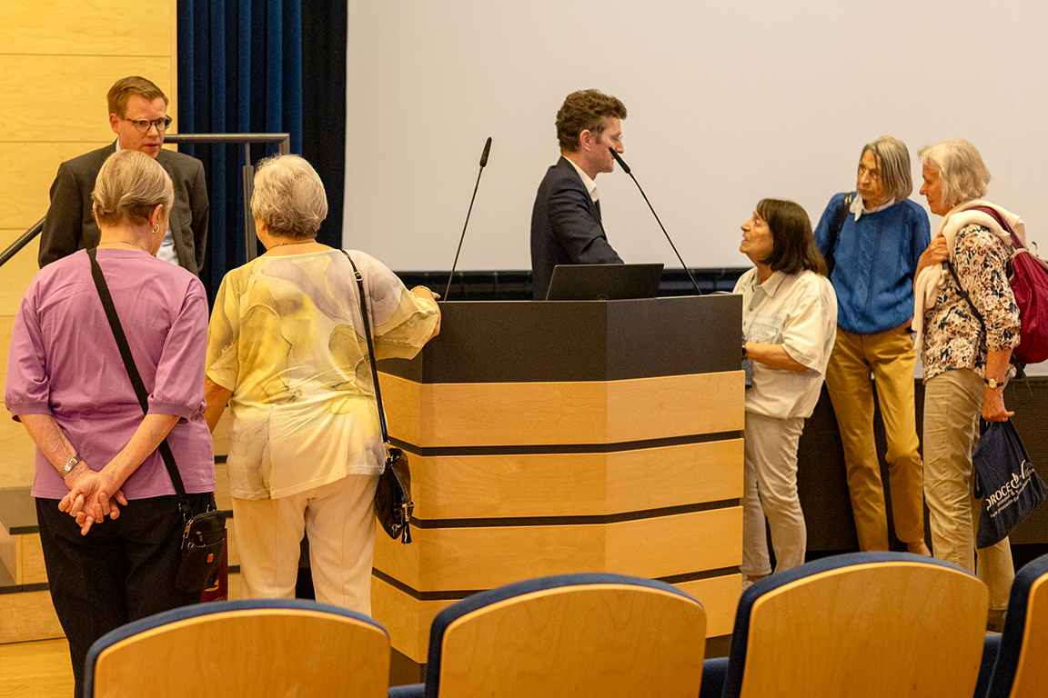 Besucher*innen der Gesundheitssprechstunde im Austausch mit den referierenden Ärzten 