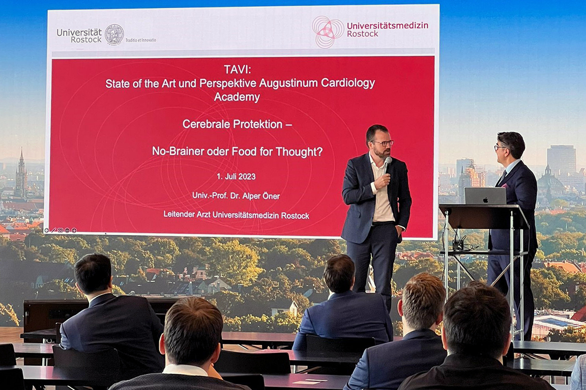 Augustinum Klinik TAVI Prof. Dr. Husser und Prof. Dr. Öner diskutieren bei einem Vortrag auf der Bühne