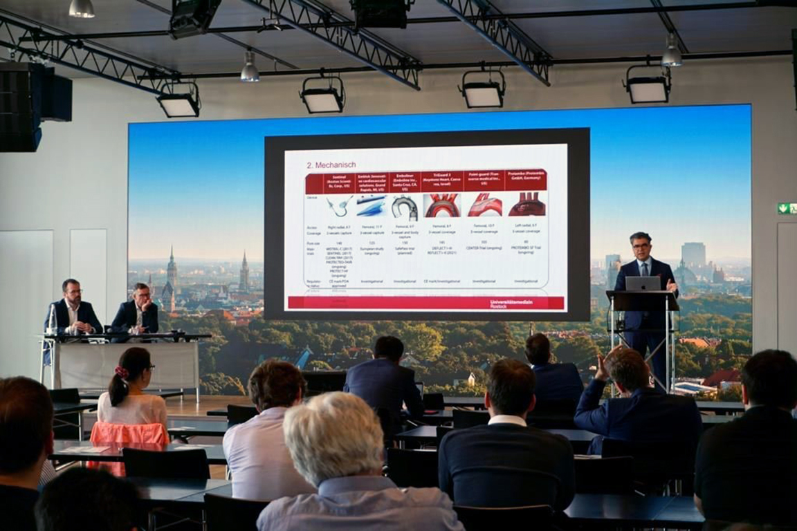 Augustinum Klinik TAVI 6 Ein Referent hält einen Vortrag auf der Bühne