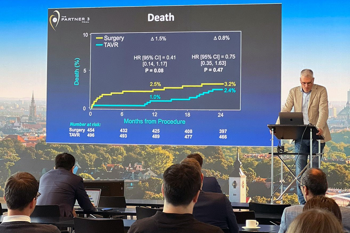 Augustinum Klinik TAVI 2 Prof. Dr. Möllmann präsentiert bei seinem Vortrag eine Grafik