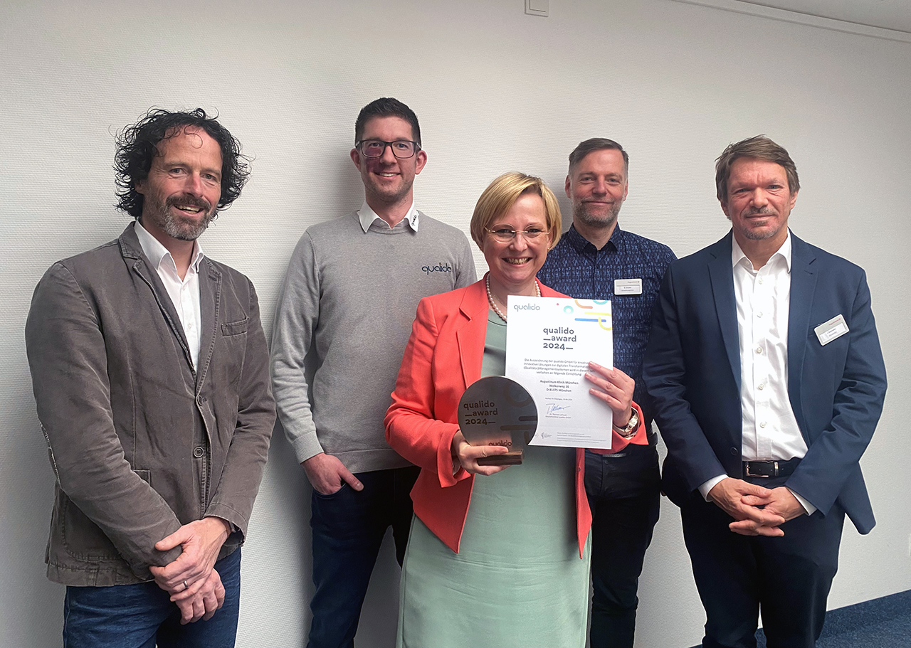 qualido Award 2024 Die Qualitätsmanagementbeauftragte, der Klinikleiter und der Verwaltungsleiter des Augustinum sowie zwei Personen des Qualido-Teams bei der Auszeichnung mit dem Qualido-Award