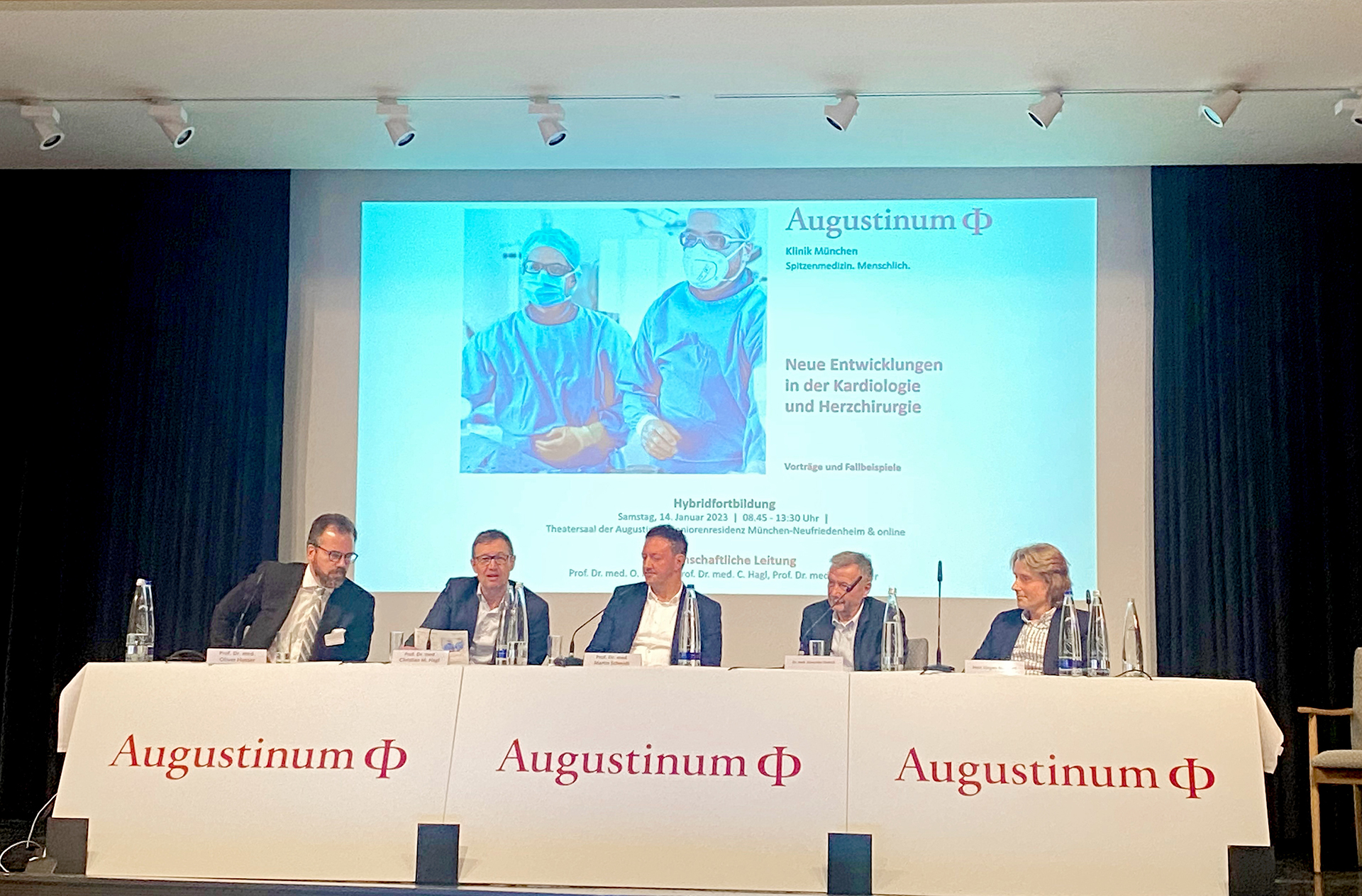 Augustinum Klinik Symposium Hochkarätige Experten aus der Kardiologie auf dem Podium beim kardiologischen Symposium der Augustinum Klinik München