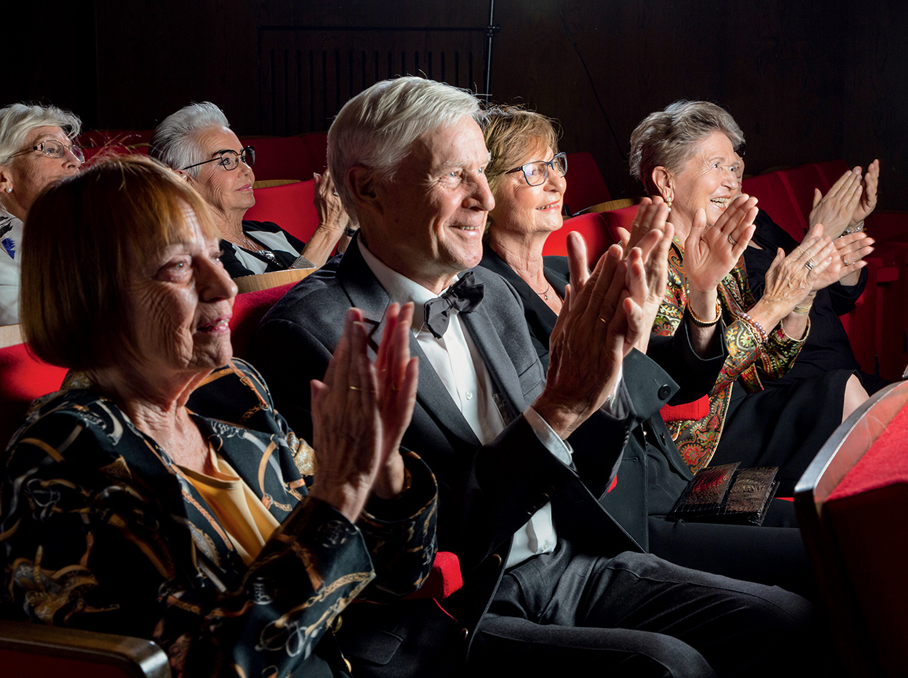 Augustinum Seniorenresidenzen Kultur und Aktivitäten Senior*innen applaudieren in einem Theatersaal