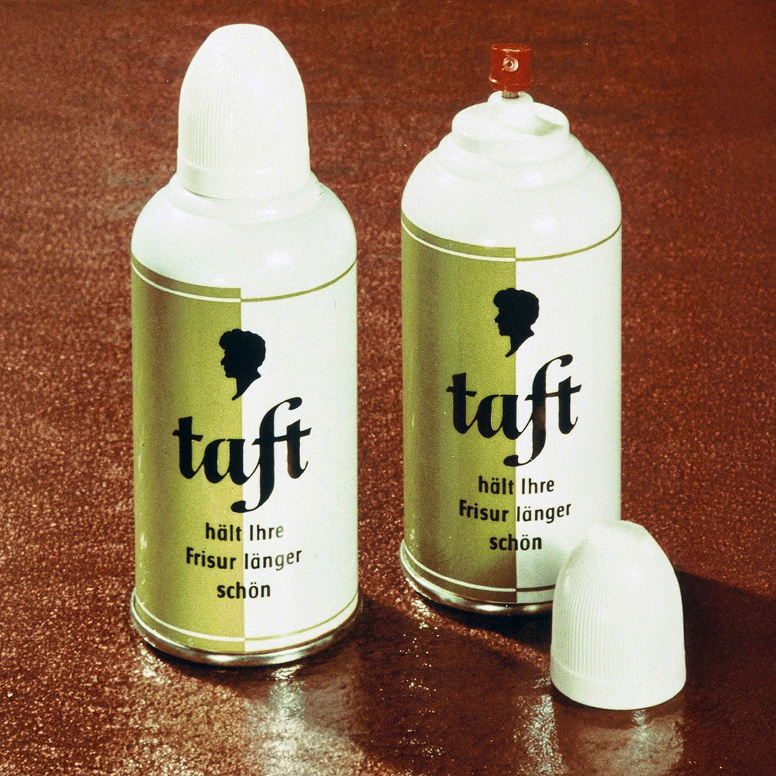 Werbefoto von zwei Taft-Sprühdosen aus dem Jahr 1955