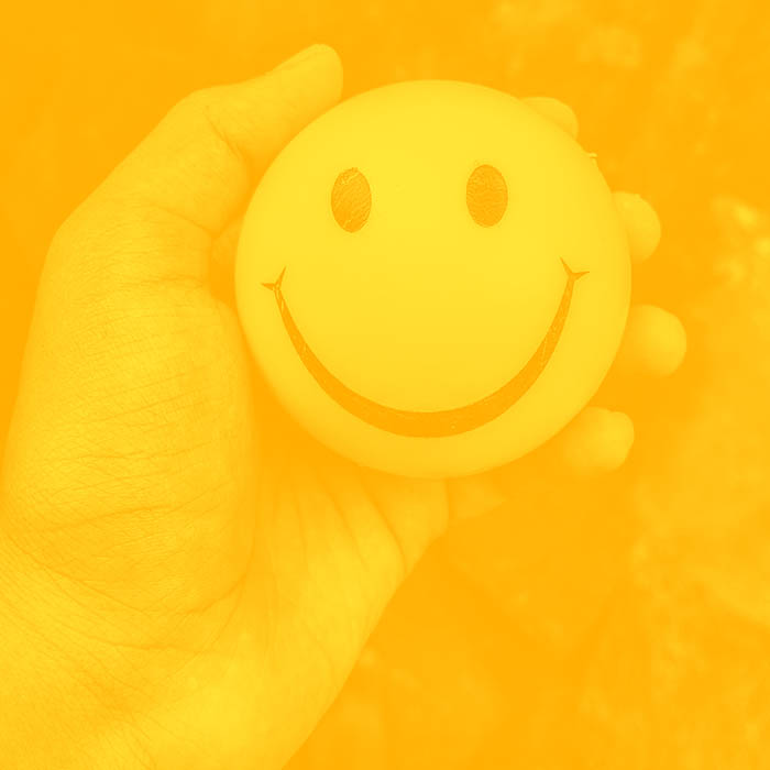 Smiley-Ball in einer Hand