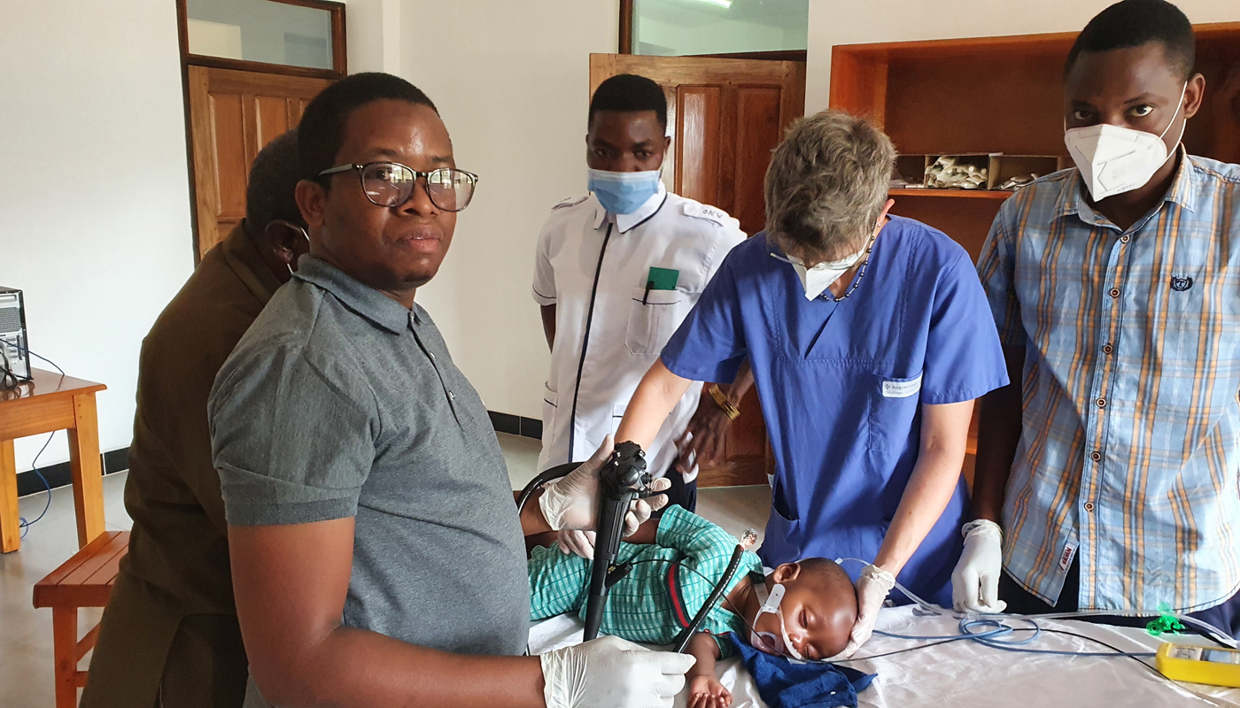 Augustinum Klinik Tansania Eine Augustinum-Ärztin in Tansania behandelt ein Kind