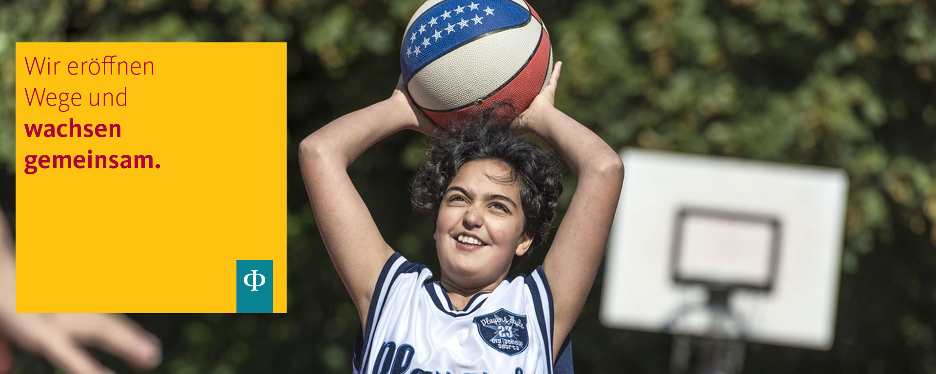 Basketballspielen Schüler der Otto-Steiner-Schule beim Korbwurf