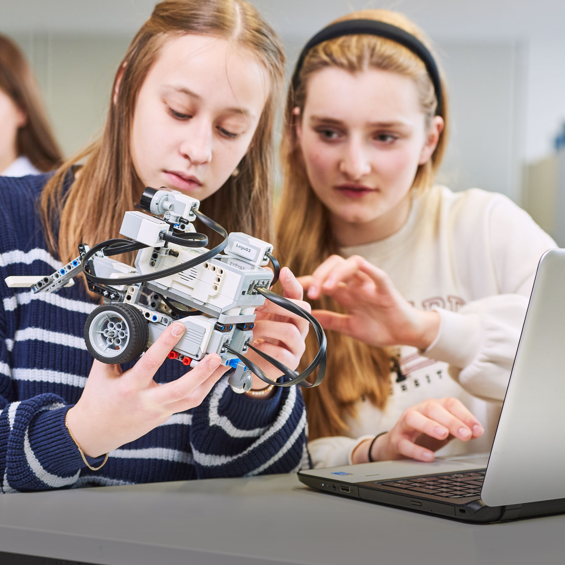 Zwei Schülerinnen der Samuel-Heinicke-Realschule im Robotik-Kurs