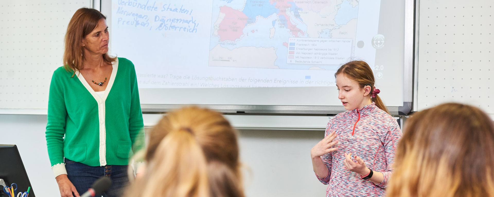 Unterricht in Gebärdensprache Eine Schülerin der Samuel-Heinicke-Realschule erklärt vor der Klasse etwas in Gebärdensprache