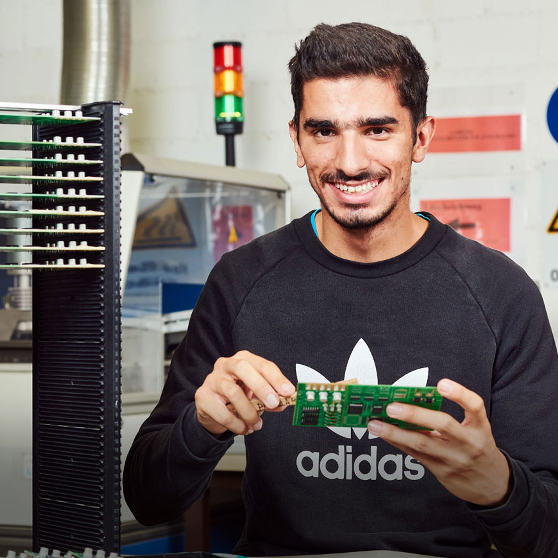 Elektronik Ein Klient baut eine Leiterplatte zusammen