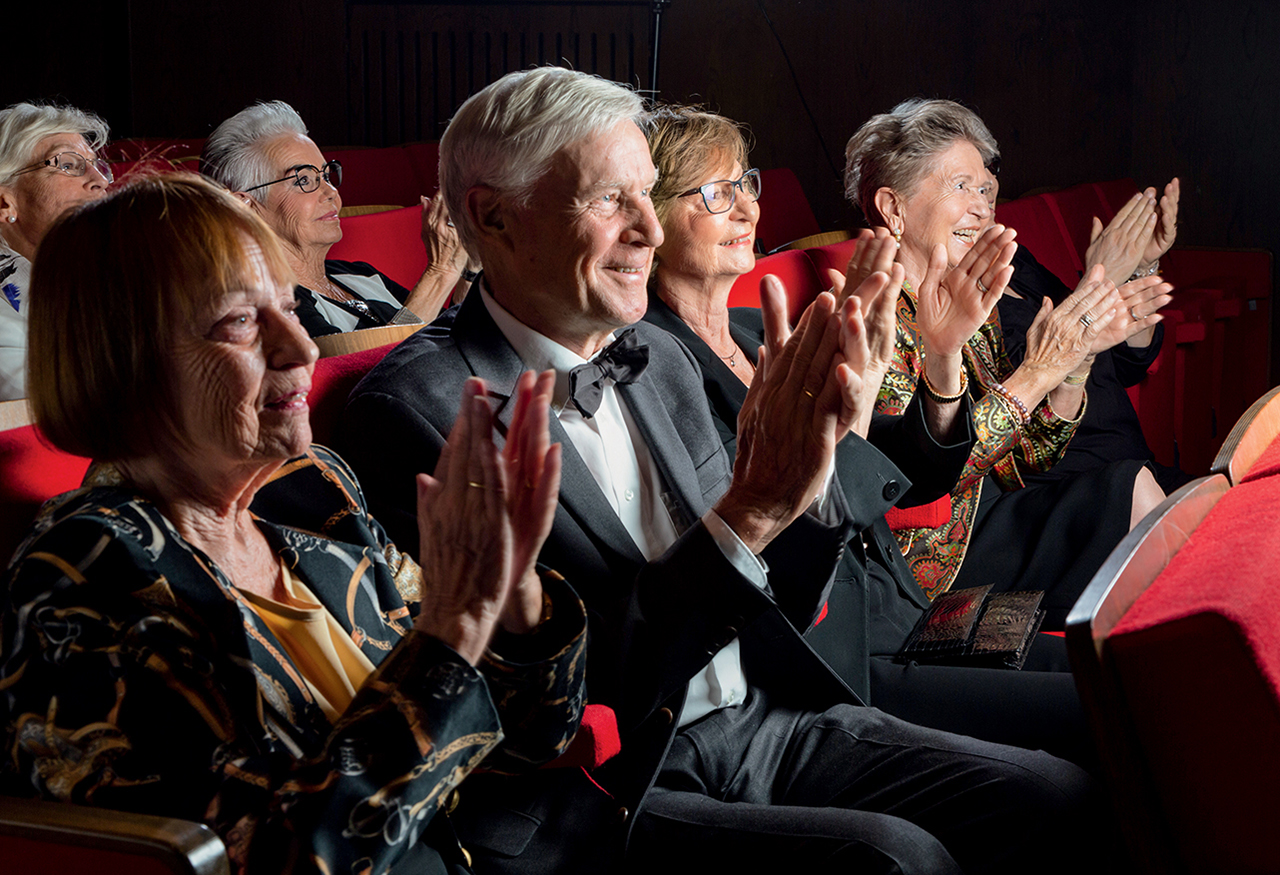 Augustinum Seniorenresidenz Bonn Kultur Slider Senior*innen applaudieren in einem Theatersaal