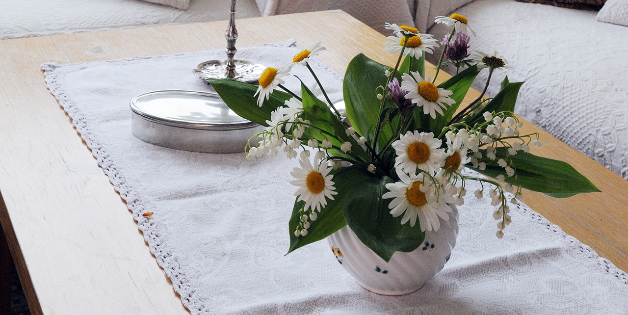 Leistungen & Kosten für das Wohnen im Augustinum Dießen am Ammersee Blumenstrauß auf einem Tisch im Augustinum Dießen