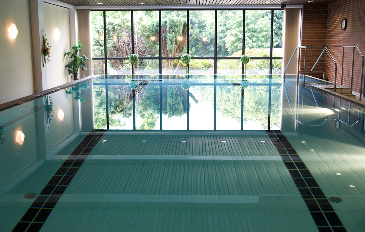 Wer es sportlich mag, kann im hauseigenen Schwimmbad täglich seine Runden drehen.