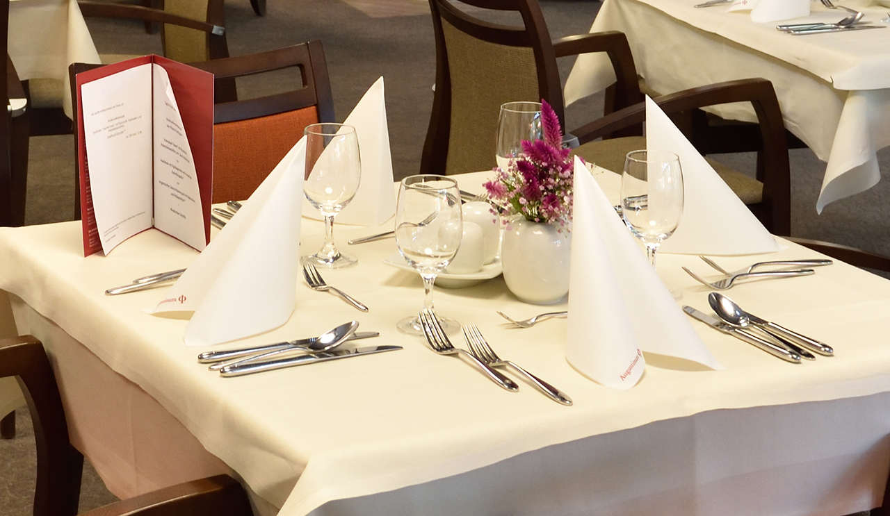 Ein gedeckter Tisch eines Restaurants