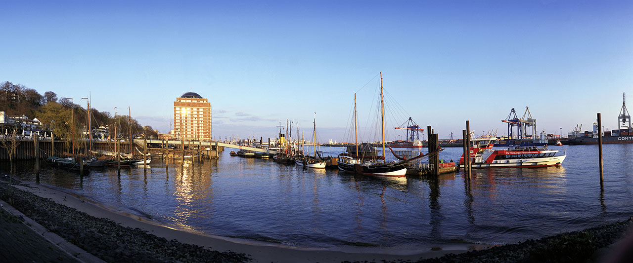 Boote auf der Elbe und das Augustinum Hamburg im Hintergrund