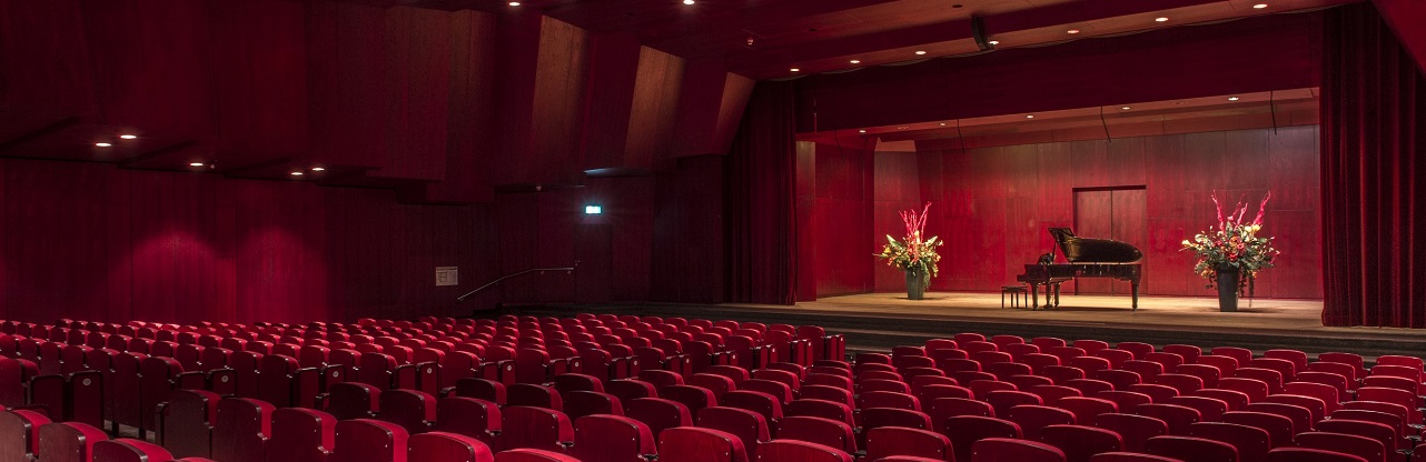 Augustinum Seniorenresidenz Heidelberg Theater Slider Blumen und ein Konzertflügel auf der Bühne im Theatersaal