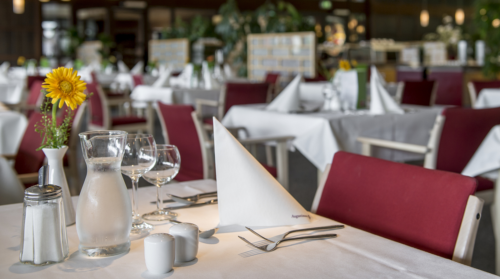 Gedeckte Tische in einem Restaurant