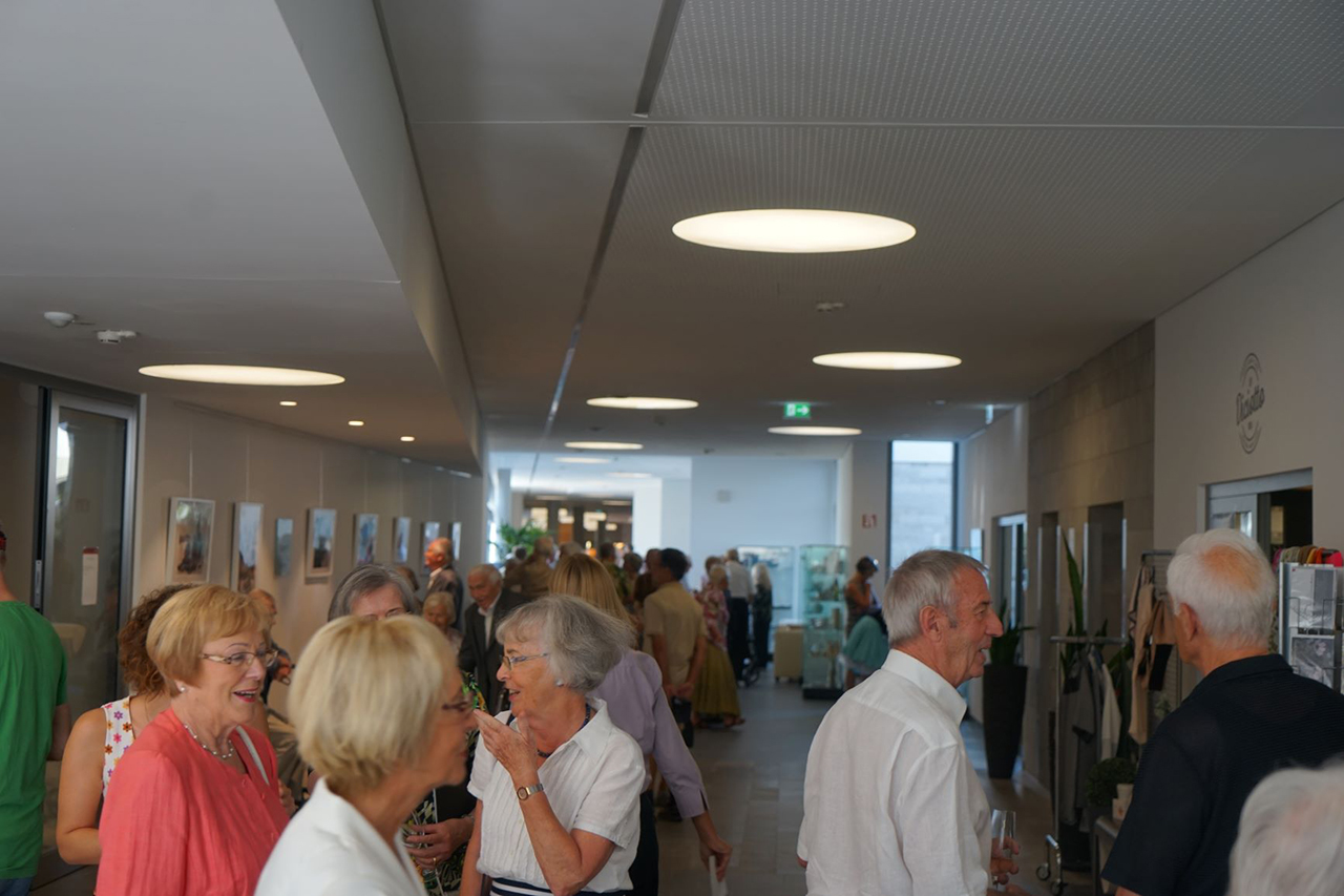 Augustinum Seniorenresidenz Meersburg Aktivitäten Slider Senior*innen unterhalten sich bei einer Veranstaltung