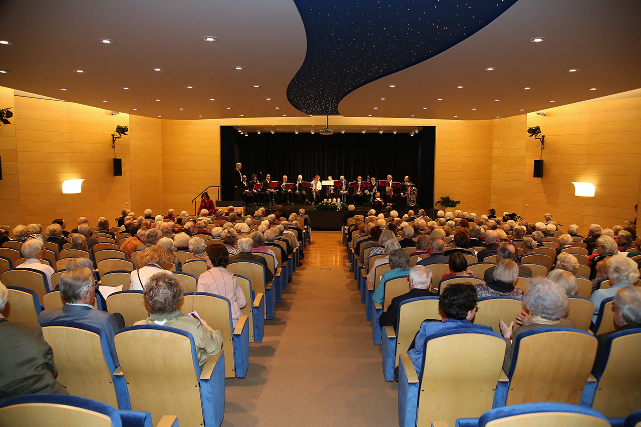 Augustinum Seniorenresidenz München-Neufriedenheim Kultur und Aktivitäten Senior*innen bei einem Konzert im Theatersaal des Augustinum München-Neufriedenheim