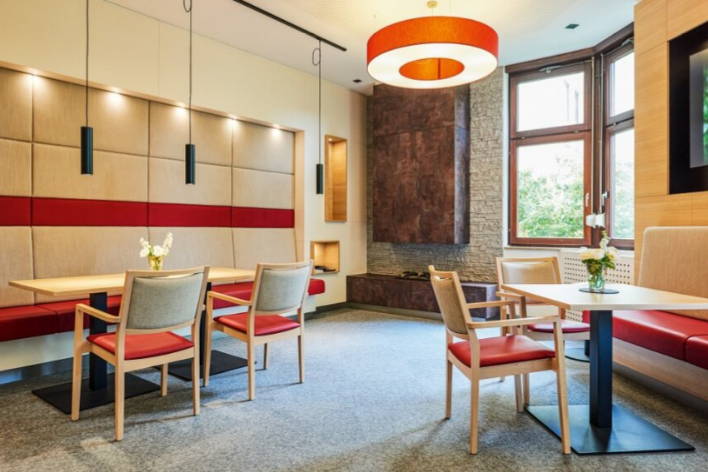 Mehrere Tische und Stühle in einem Salon 