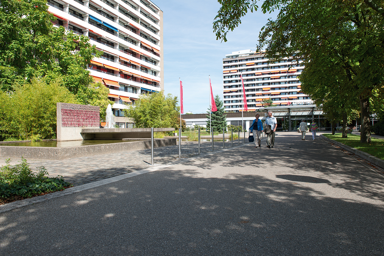 Weg zum Eingang des Augustinum Stuttgart-Sillenbuch