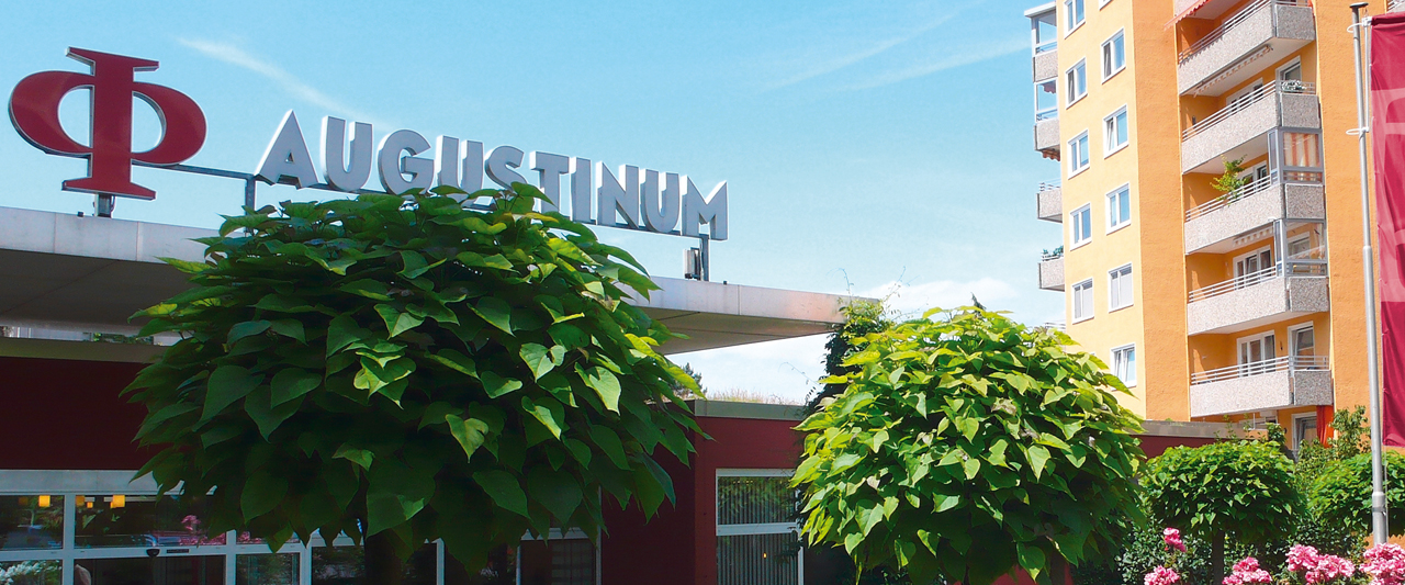 Die Aufschrift "Augustinum" und das Phi über dem Eingang des Augustinum Überlingen