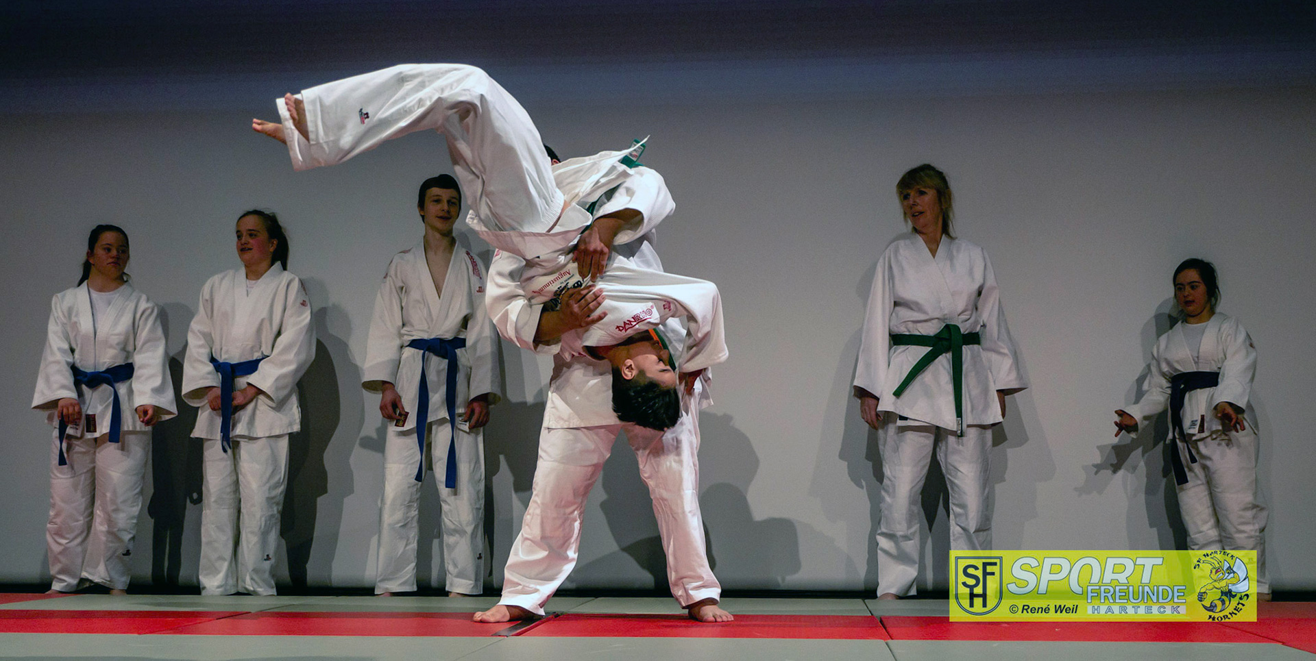 ID-Judo-Choreografie-Team Judoka bei einer Wurffigur