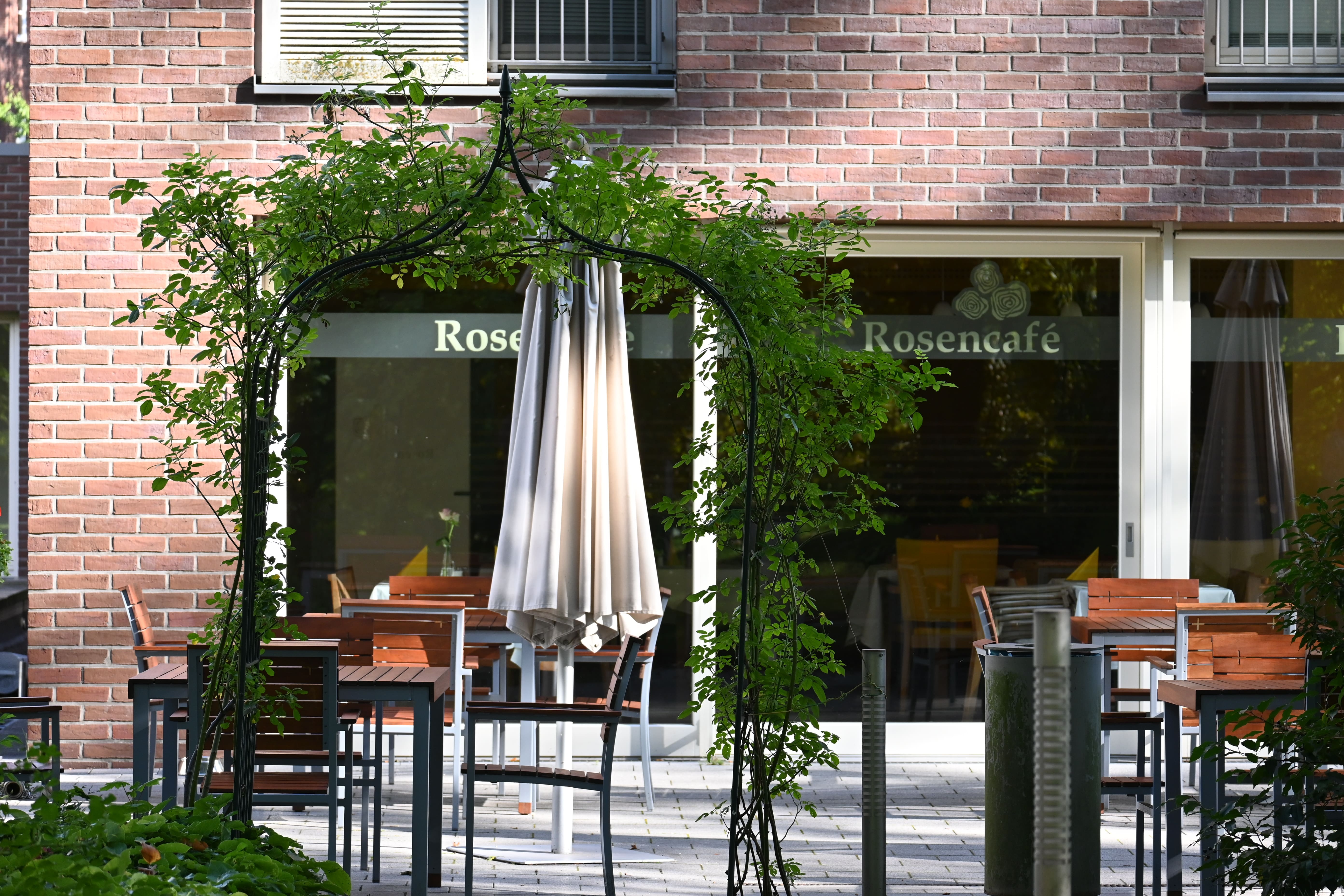 Das Rosencáfe im Augustinum Bremen in der Contrescarpe lädt zum gemütlichen "Kaffeesieren" ein. Das Rosencáfe im Augustinum Bremen in der Contrescarpe lädt zum gemütlichen "Kaffeesieren" ein.