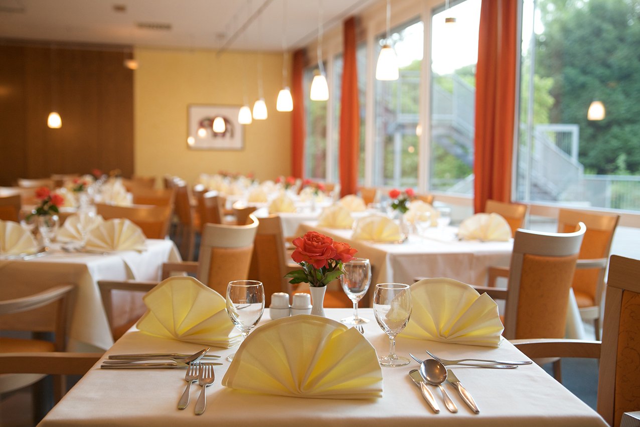 Im Restaurant haben Sie die Wahl zwischen drei täglich wechselnden Menüs oder Sie speisen à la carte.
