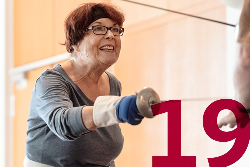 Individualität gehört zum Leben im Augustinum. Eine Seniorin beim Fechten