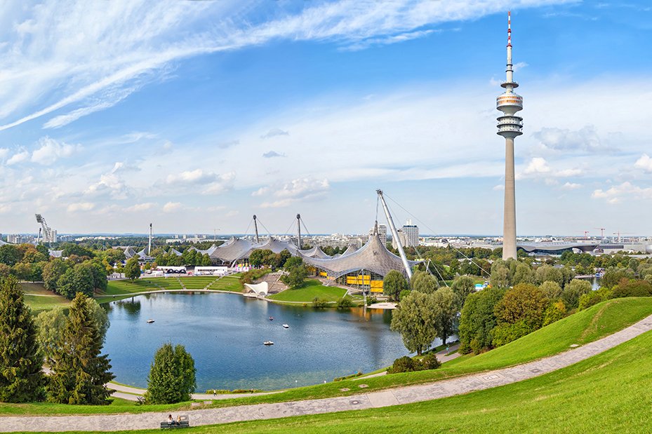 Olympiapark München mit See, Stadion und Olympiaturm