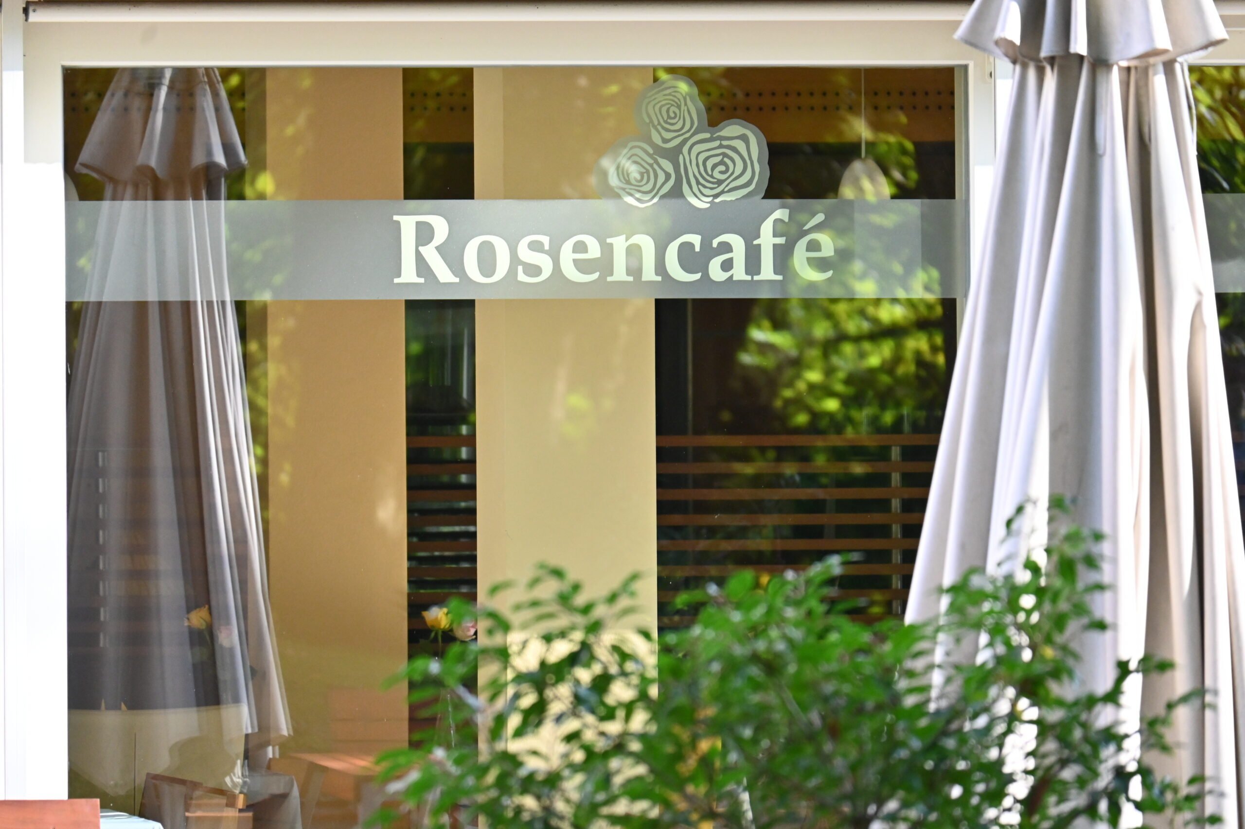 Das Rosencafé im Augustinum Bremen in der Contrescarpe - ein beliebter Ort für Begegnung, kleine Auszeiten und genussvolle Momente im Alltag. Das Rosencafé im Augustinum Bremen in der Contrescarpe - ein beliebter Ort für Begegnung, kleine Auszeiten und genussvolle Momente im Alltag.