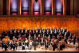 Chor in Kirche singend