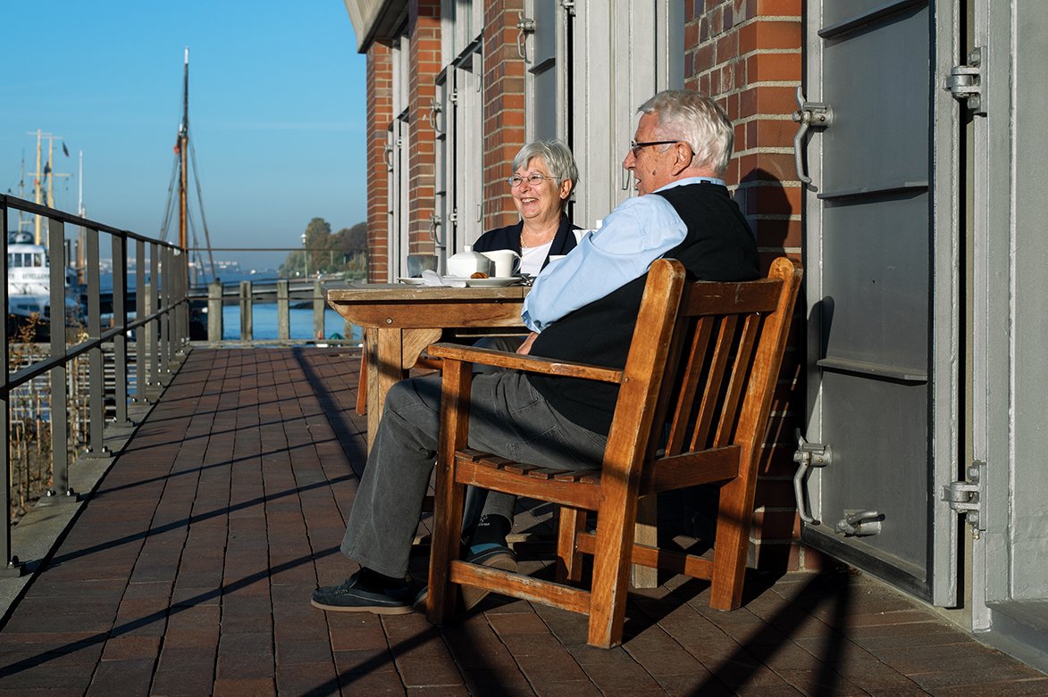 Auch eine schöne Freizeitbeschäftigung: Von der Terrasse aus einfach den Schiffen hinterherschauen.
