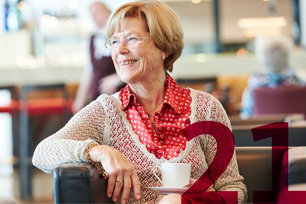 Im Augustinum leben Sie mit Niveau. Eine Seniorin trinkt Kaffee
