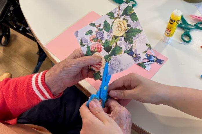 Augustinum Tagespflege Basteln Eine Seniorin bastelt