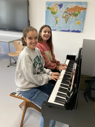 Wir freuen uns über ein gespendetes Klavier Wir freuen uns über ein gespendetes Klavier