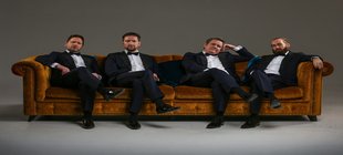 Vier Sänger des Ensembles Ringmasters auf einem Sofa