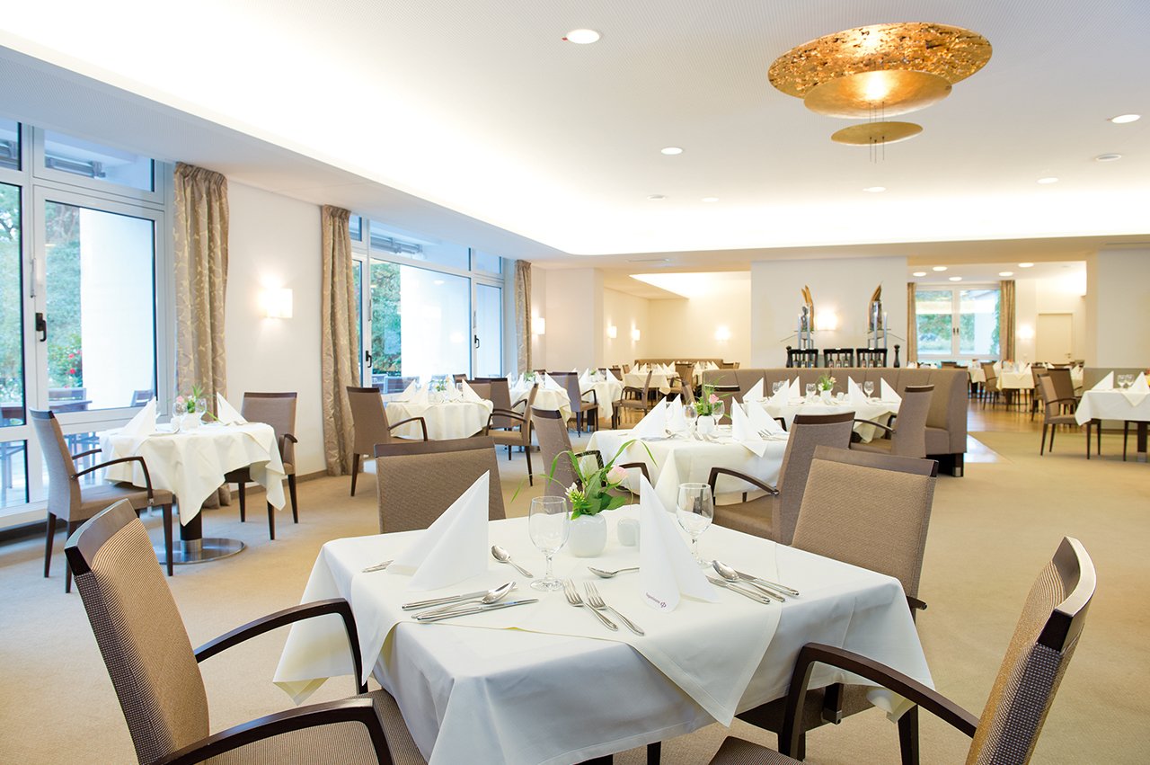 Das Restaurant ist nicht nur der kulinarische Mittelpunkt des Hauses, sondern auch der tägliche Treffpunkt der Bewohnerinnen und Bewohner. Das Restaurant ist nicht nur der kulinarische Mittelpunkt des Hauses, sondern auch der tägliche Treffpunkt der Bewohnerinnen und Bewohner.