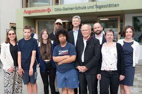 Ein Gruppenbild von Mitarbeiter*innen des Augustinum und Schüler*innen der Otto-Steiner-Schule vor der Augustinum Otto-Steiner-Schule