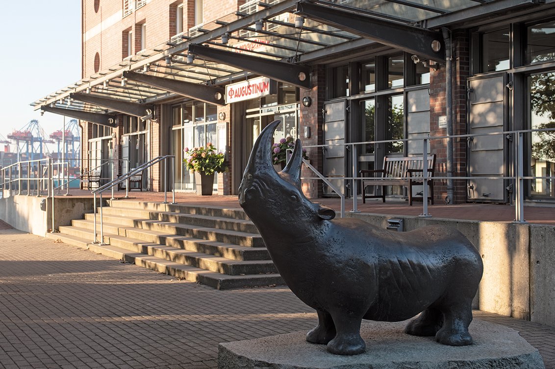 Der Eingang des Augustinum Hamburg mit dem Wappentier der Augustinum Gruppe, dem Nashorn.