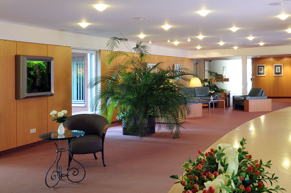 Im ganzen Haus – hier im Foyer – finden Sie gemütliche Sitzecken, um sich mit anderen Bewohner*innen oder mit Ihren Gästen zu treffen. Im ganzen Haus – hier im Foyer – finden Sie gemütliche Sitzecken, um sich mit anderen Bewohner*innen oder mit Ihren Gästen zu treffen.