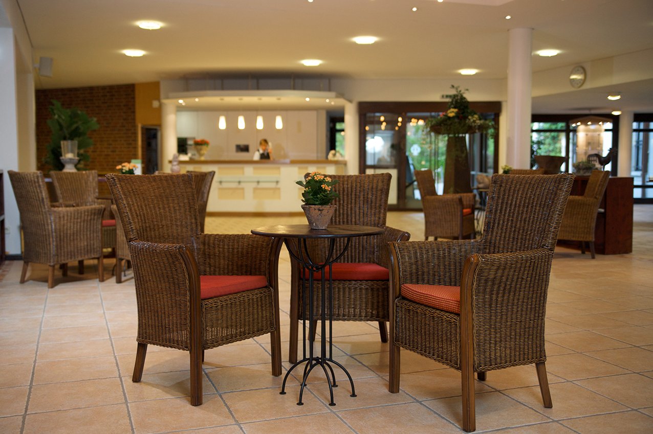 An den Sitzgruppen im Foyer neben dem Empfang treffen sich Bewohner untereinander und mit Besuchern. An den Sitzgruppen im Foyer neben dem Empfang treffen sich Bewohner untereinander und mit Besuchern.
