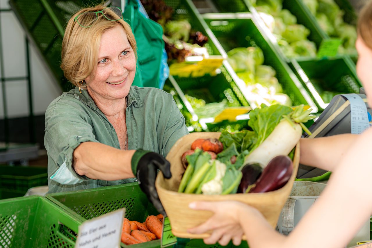 Gemüseverkauf auf dem Markt Auf dem Markt verkauft die Augustinum Gärtnerei Hollern ihr Gemüse