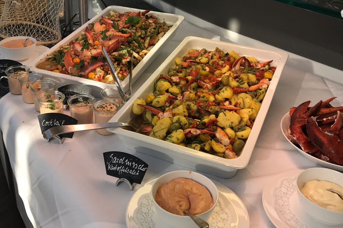 Da kann schon mal das Wasser im Mund zusammenlaufen: Hummerparty im Augustinum Hamburg.