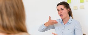 Eine Frau spricht in Gebärdensprache mit einer anderen Frau