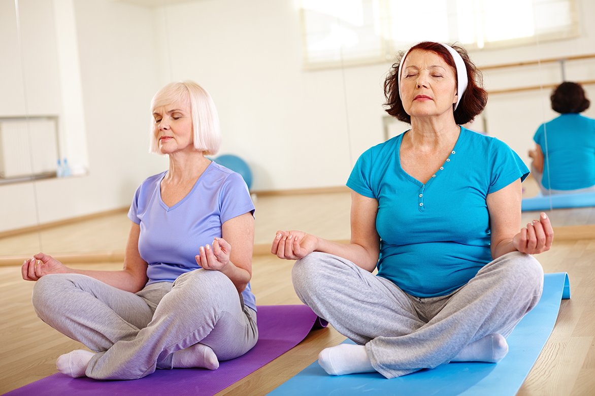 Yoga zwei Damen im Schneidersitz beim Meditieren