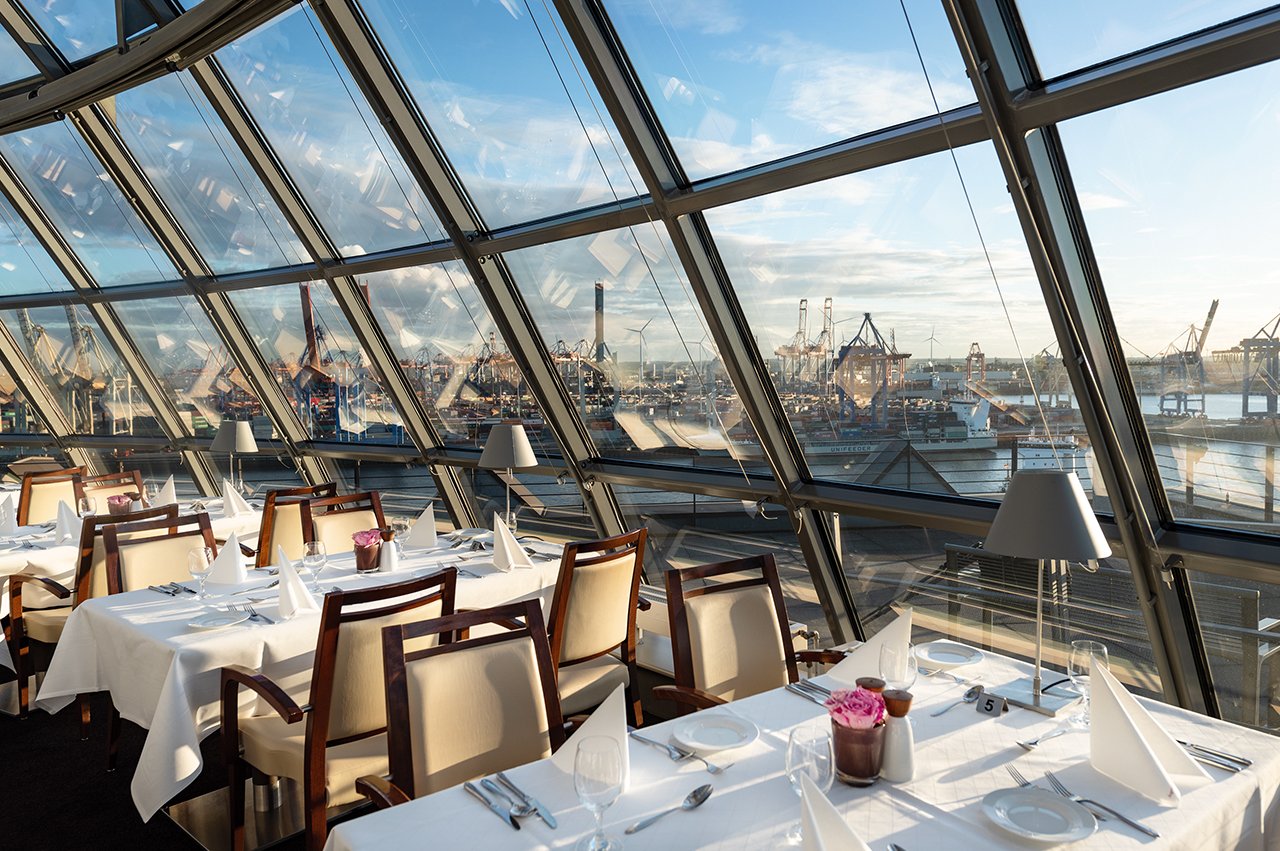 Spektakulär ist der Rundblick aus dem Restaurant „Elbwarte“ unter der Glaskuppel im obersten Stockwerk des Augustinum Hamburg.