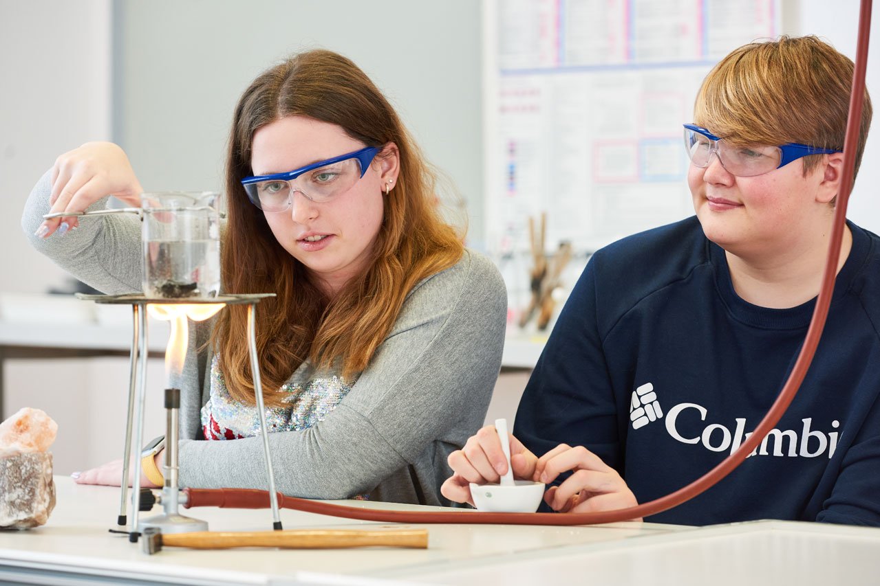 Chemieunterricht Zwei Schüler*innen der Samuel-Heinicke-Realschule machen ein Experiment mit Bunsenbrenner im Chemieunterricht